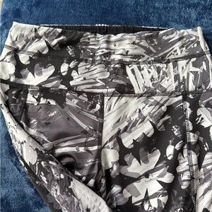 Black and White Abstract capri Leggings. EUC